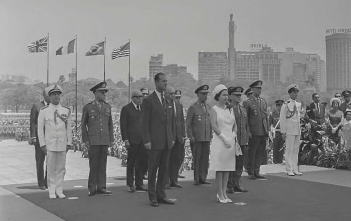 ALIADOS - Visita da Rainha Elizabeth II e o Duque de Edimburgo no Rio de Janeiro em 10 de novembro de 1968 no Monumento a FORÇA EXPEDICIONÁRIA BRASILEIRA - foto do Arquivo Nacional