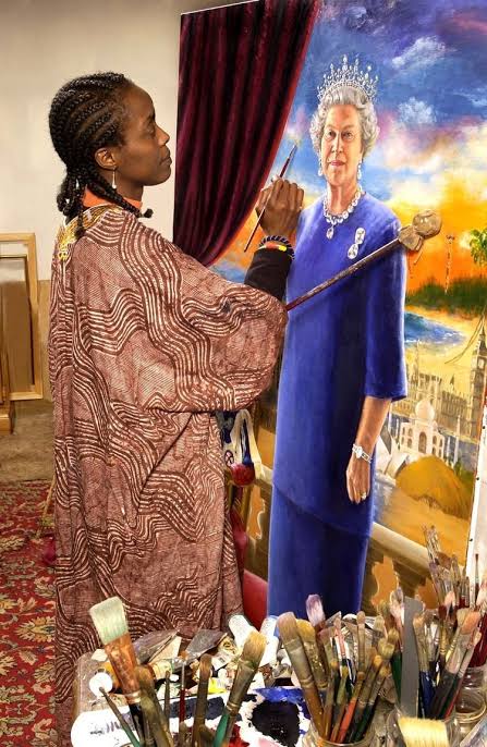 RETRATO OFICIAL - Chinwe Chukwogo-Roy nasceu na Nigéria em 1952, no mesmo ano em que a princesa Elizabeth se tornou a rainha Elizabeth II. Em 1975, refugiada da Guerra de Biafra, mudou-se para a Inglaterra, onde se formou em design gráfico. Em 2001, quando a rainha se aproximava de seu Jubileu de Ouro comemorando cinquenta anos no trono, Chinwe Chukwogo-Roy foi escolhida de um grupo de cinco pelo Secretariado da Commonwealth para pintar o retrato oficial da rainha. Chinwe Chukwuogo-Roy foi nomeada Membro da Ordem do Império Britânico (MBE) em 2009. Faleceu em 2012 - foto de Chukwuogo-Roy