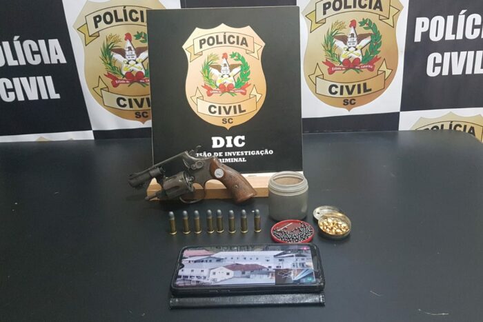 Arma encontrada na casa de suspeito de homício - foto da Polícia Civil