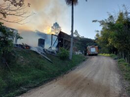 Casa é consumida pelo fogo no bairro Velha - foto do CMBSC