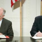 DESARMAMENTO - Por meio de negociações de desarmamento com os EUA, Gorbachev defendeu o relaxamento com o Ocidente. Aqui ele e o ex-presidente dos EUA Ronald Reagan assinam o Tratado INF, que obriga ambas as grandes potências a destruir todos os mísseis terrestres e mísseis de cruzeiro de médio alcance. Foto: AP/DPA
