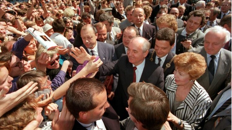 GORBI - Os alemães orientais, em particular, ainda reverenciam "Gorbi", como o chamam, como um estadista que lhes trouxe a liberdade há mais de três décadas. Mas Gorbachev também era popular no oeste da Alemanha. Aqui ele desfruta de um mergulho no meio da multidão com sua esposa Raissa na praça do mercado de Bonn em 13 de junho de 1989. Cerca de um ano depois, a Alemanha Ocidental e Oriental devem ser reunificadas. Foto: Aliança/DPA