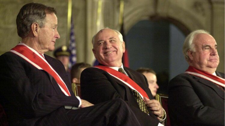 FIM DA GUERRA FRIA - Em 1999, Mikhail Gorbachev (centro) recebeu a "Ordem do Leão Branco" junto com o ex-chanceler Helmut Kohl (e) e o ex-presidente dos EUA George Bush (d) - a mais alta condecoração estadual da República Tcheca. Todos os três foram fundamentais para acabar com a Guerra Fria. Foto: DPA