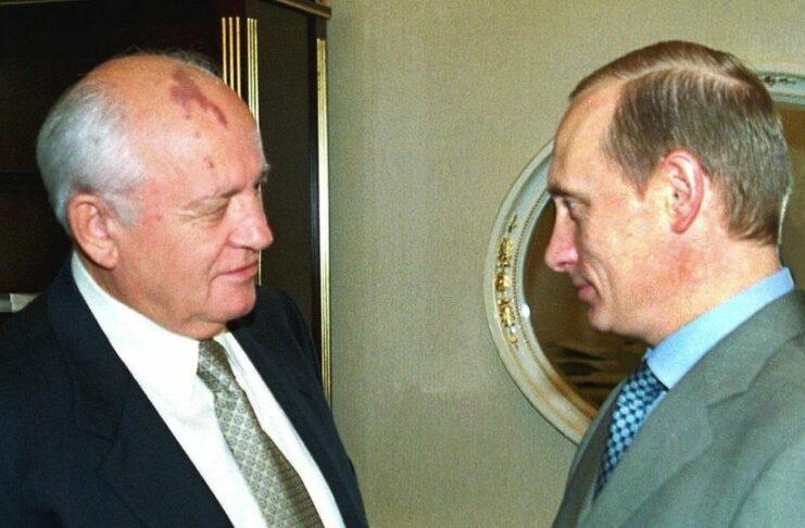 NO KREMLIN - Gorbachev havia “desaparecido” da grande arena política do mundo. Em 2000, ele conheceu o atual presidente Valdimir Putin. Foi a primeira vez desde sua abdicação forçada em 1991 que Gorbachev foi recebido para uma conversa política no Kremlin. Foto: Epa-Tass/DPA