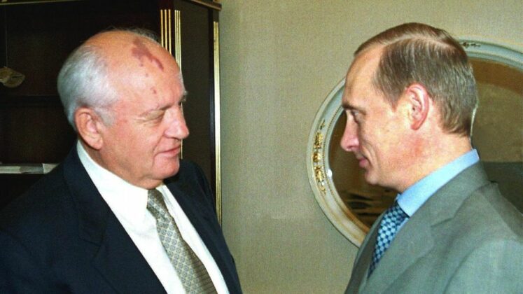 NO KREMLIN - Gorbachev havia “desaparecido” da grande arena política do mundo. Em 2000, ele conheceu o atual presidente Valdimir Putin. Foi a primeira vez desde sua abdicação forçada em 1991 que Gorbachev foi recebido para uma conversa política no Kremlin. Foto: Epa-Tass/DPA