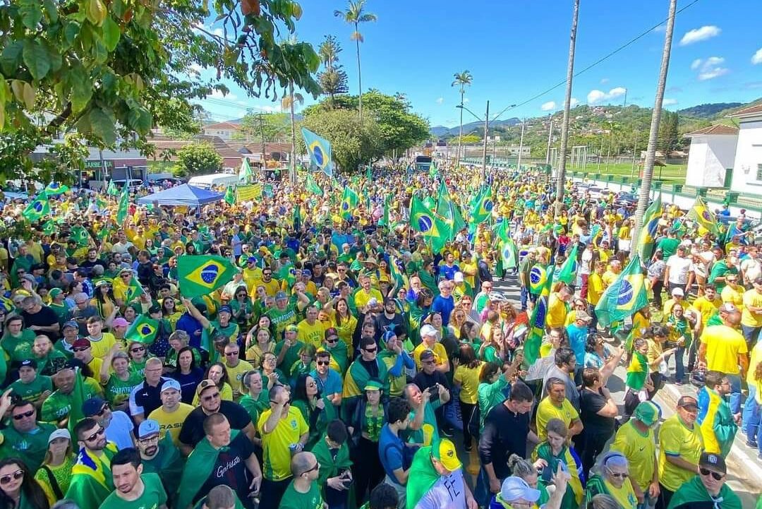 Manifestantes Se Reúnem Em Frente Ao 23º Bi Em Blumenau Farol Blumenau 5048