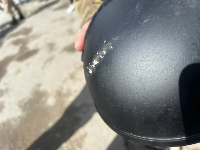 Barra de ferro atingiu capacete de policial 
