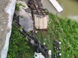 Caminhão carregado com produtos de limpeza caiu de ponte em Ascurra - foto da PRF