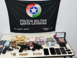Armas e dinheiro apreendidos pela polícia após assalto em Doutor Pedrinho - foto da Polícia Militar