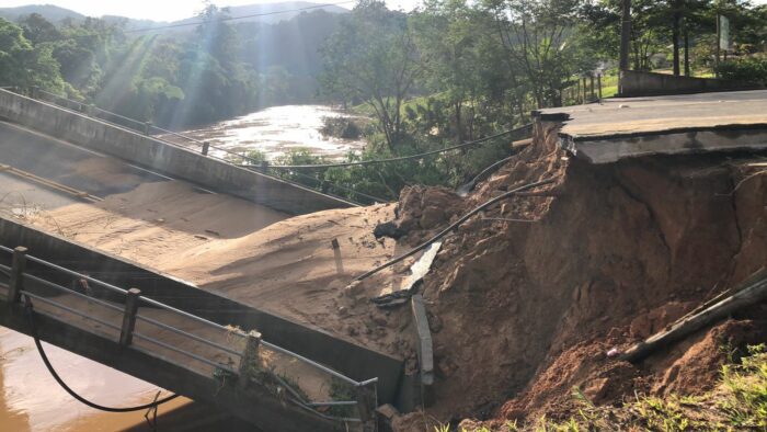 Queda de ponte em São Martinho compromete o abastecimento - foto da Casan
