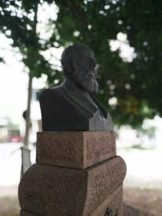 Monumento de 1950 em homenagem a D. Pedro II em Blumenau-SC - foto de Sérgio Campregher (2020)