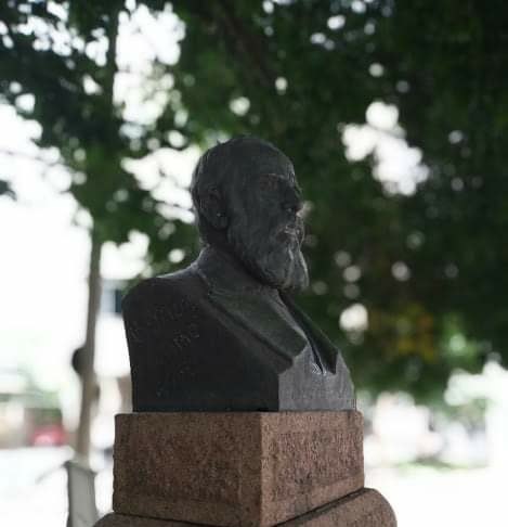 Monumento de 1950 em homenagem a D. Pedro II em Blumenau-SC - foto de Sérgio Campregher (2020)