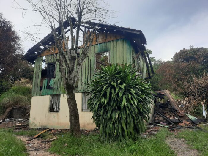 Casa foi incendiada após o homicídio - foto da Polícia Civil