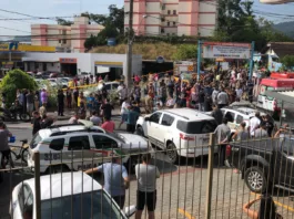 Multidão acompanha ocorrência em creche na Rua dos Caçadores - foto da Polícia Militar