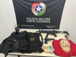 Simulacros de armas e equipamentos localizados com os presos - foto da PMSC