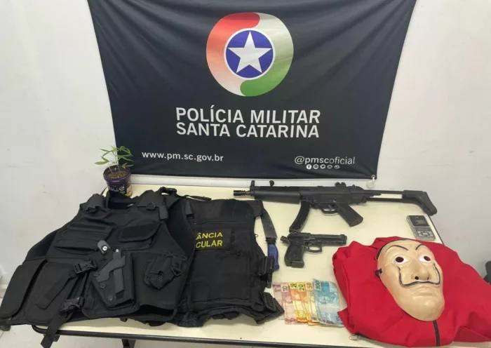 Simulacros de armas e equipamentos localizados com os presos - foto da PMSC