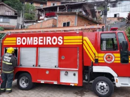 Bombeiros durante combate a incêndio no bairro Valparaíso - foto do CBMSC