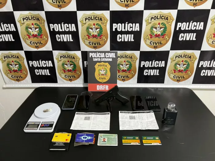 Simulacro e documentos de vítimas localizados - foto da Polícia Civil