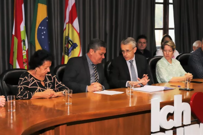 Almir Vieira toma posse como prefeito em exercício - foto de Marcelo Martins