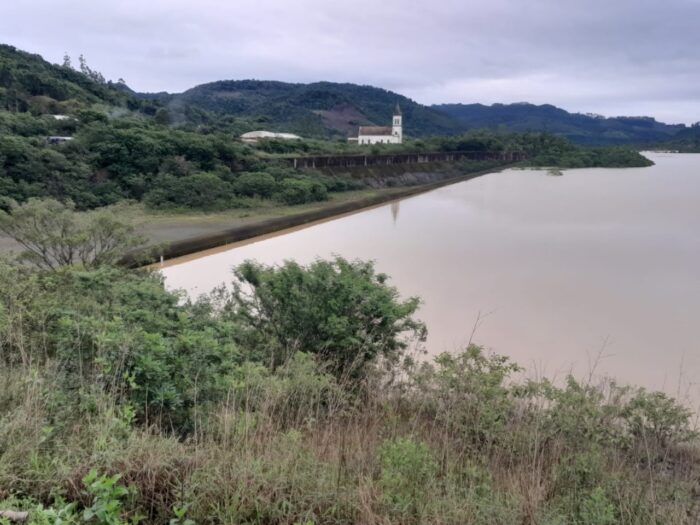 Reservatório da Barragem de José Boiteux chegando ao nível do vertedouro