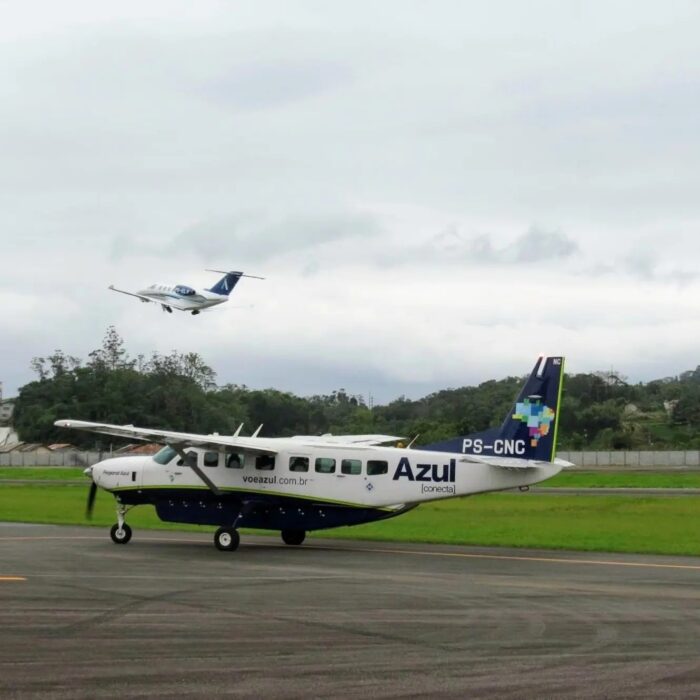 Aeronave da empresa Azul no Aeroporto de Blumenau - foto SMTT