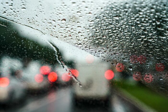 Veículo no trânsito durante chuva - foto de Ricardo Wolffenbüttel