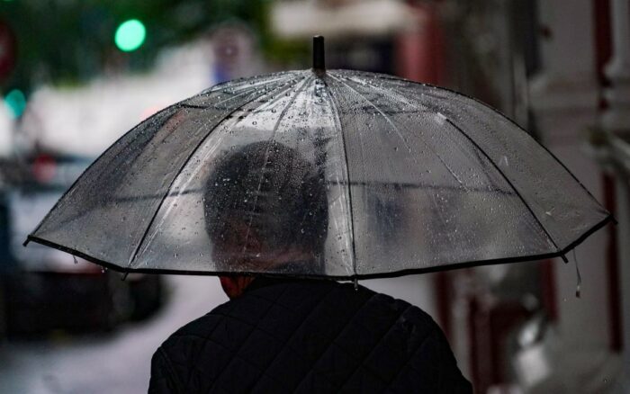 Homem com guarda-chuva - foto de Ricardo Wolffenbüttel