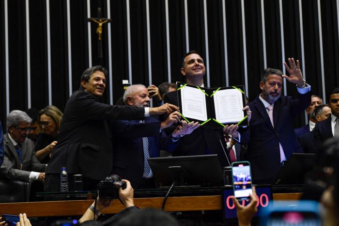 Rodrigo Pacheco ao lado o presidente da República, Luiz Inácio Lula da Silva e o presidente da Câmara, Arthur Lira - foto de Roque Sá