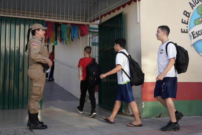 Policial Militar durante vigilância a escola - foto de Ricardo Wolffenbüttel