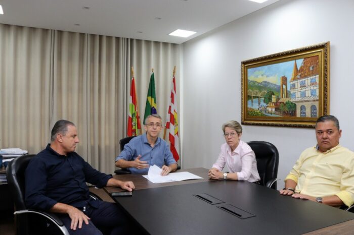 Prefeito Mário Hildebrandt, vice-prefeita Maria Regina de Souza Soar e vereadores Jovino Cardoso e Almir Vieira